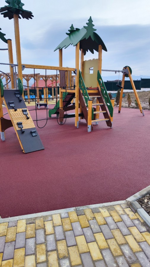 Покрытие из резиновой крошки и монтаж детских\спортивных площадок и пандусов по Крыму