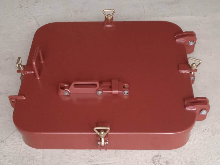 Люк судовой с барашковыми задрайками плоское полотно 630*630  и  830*830