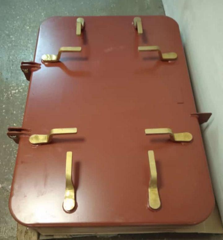 Люк судовой задраивание ручками плоское полотно