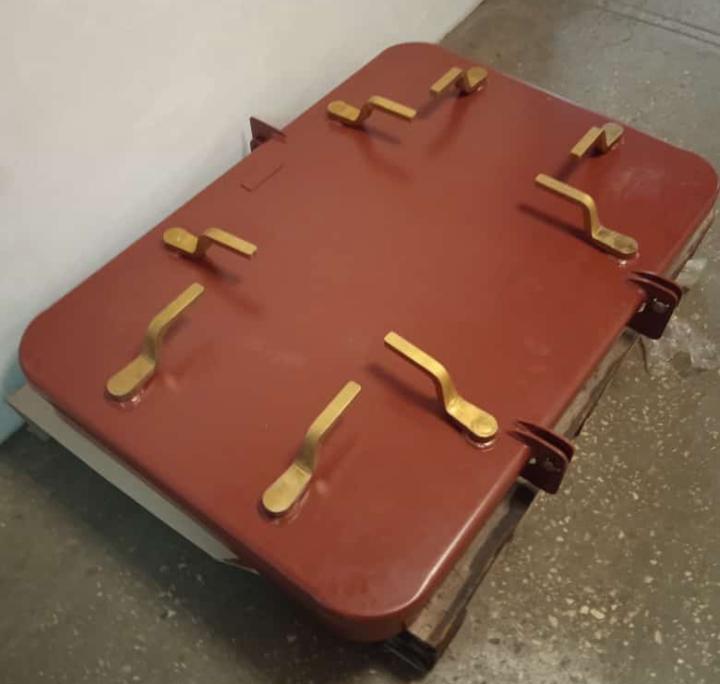 Люк судовой задраивание ручками плоское полотно