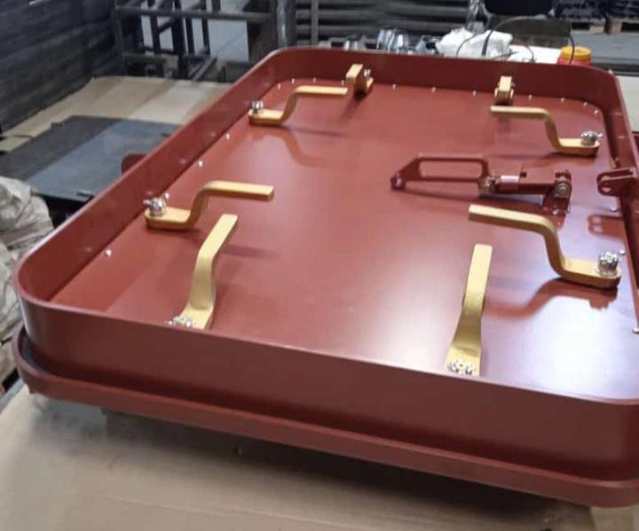 Люк судовой задраивание ручками плоское полотно