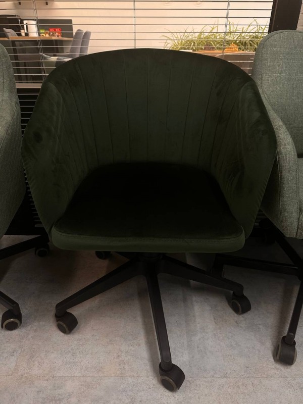 Темно-зеленое