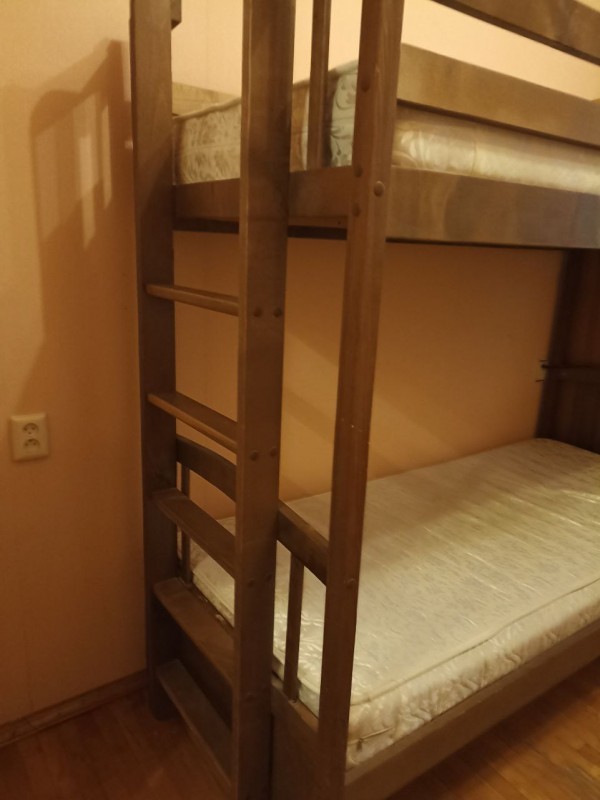 Двухъярусная кровать из массива дерева