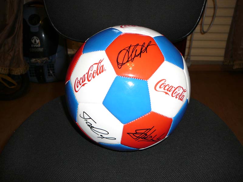 Продам мяч с автографами футболистов от кока колы новый